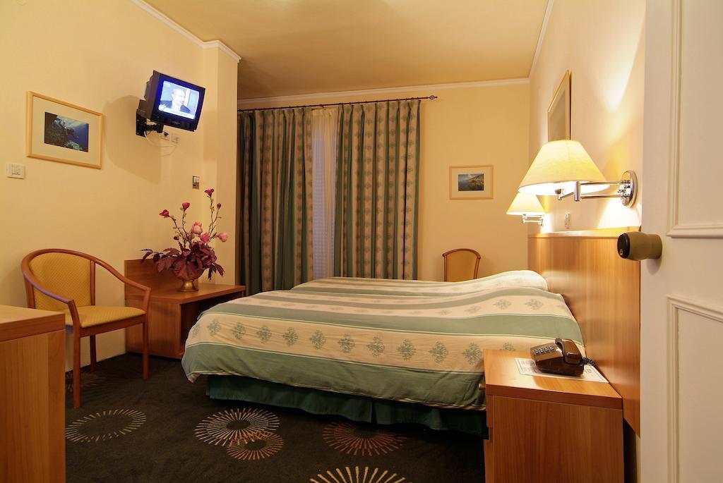 Hotel Kalafati Itea Eksteriør billede